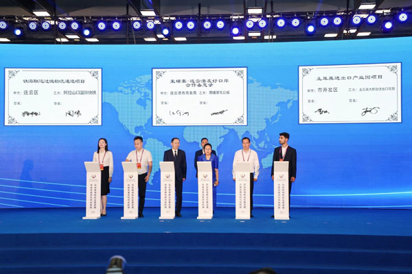 火狐电竞 火狐电竞官网吸引450家企业参展！第八届中国（连云港）丝绸之路国际物流博览会开幕(图2)