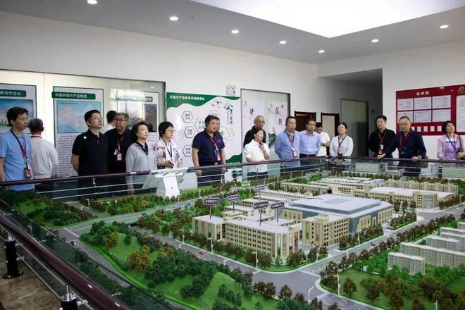 中国延安干部学院调研组火狐电竞莅临中国供销农产品集团延安农产品物流园参观考察(图1)