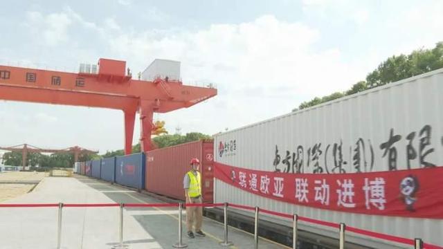 火狐电竞运输时效再创新高!今年第二列“中欧班列-进博号”抵达闵行(图3) 火狐电竞运输时效再创新高!今年第二列“中欧班列-进博号”抵达闵行(图3)